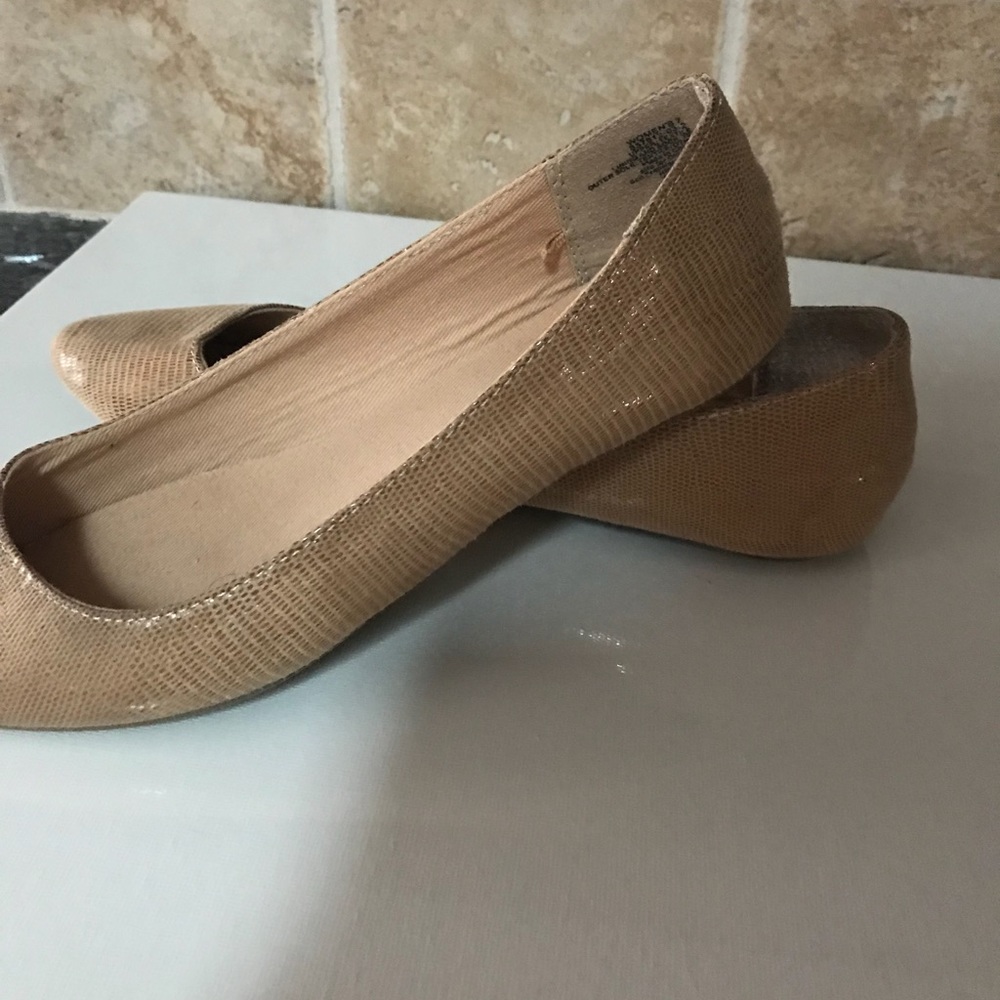 EUC Old Navy tan flats
